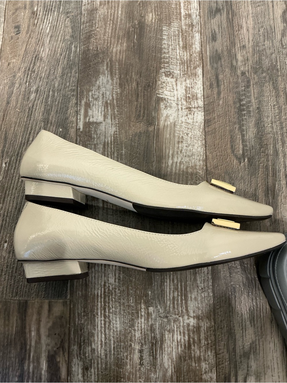 NWOB Frances Valentine Patent Cream Flats with Gold Plaque - Picture 11 of 16